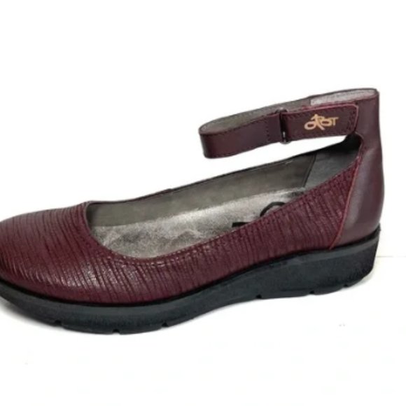 NWT OTBT Scamper Mary Janes Flat Ankle Strap Burgundy Pebbled Leather Sandals - Picture 5 of 5